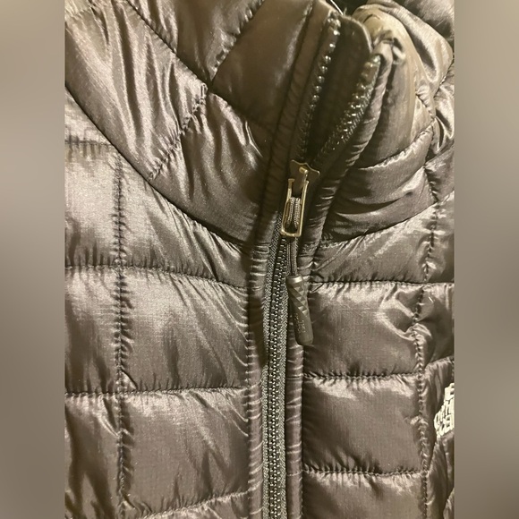 The North Face ThermoBall Trekker Jacket In Black Mens L Quilted Lyft Logo - Picture 5 of 11